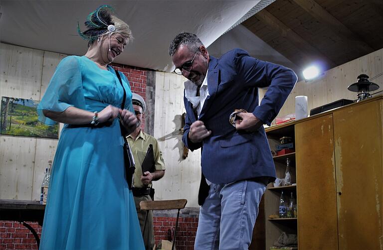 Firmenchef Robert Grobe (Uwe Simon) erliegt den Verführungskünsten der liebestollen, geldgierigen Doris Knapp (Bianca Simon). Deshalb kommt es ihm ganz gelegen, dass seine Ehefrau entführt wurde.