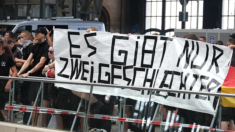 Rechtsextreme Demo CSD Leipzig       -  Teilnehmer einer rechtsextremen Demonstration gegen CSD Leipzig