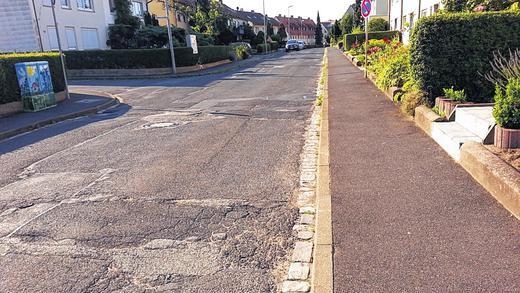 Das soll anders werden: Straße, Bordsteine und Gehwege in der Friedenstraße in Veitshöchheim sind in äußerst schlechtem Zustand. Der Gemeinderat hat nun die Straßenausbauplanung gebilligt.