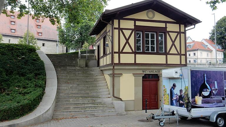 Die Steigung von der behindertengerechten Toilette zur Stadt sei selbst auf dem Umweg rund um das Harmoniegebäude viel zu steil, sagt der Beirat für Menschen mit Behinderung.