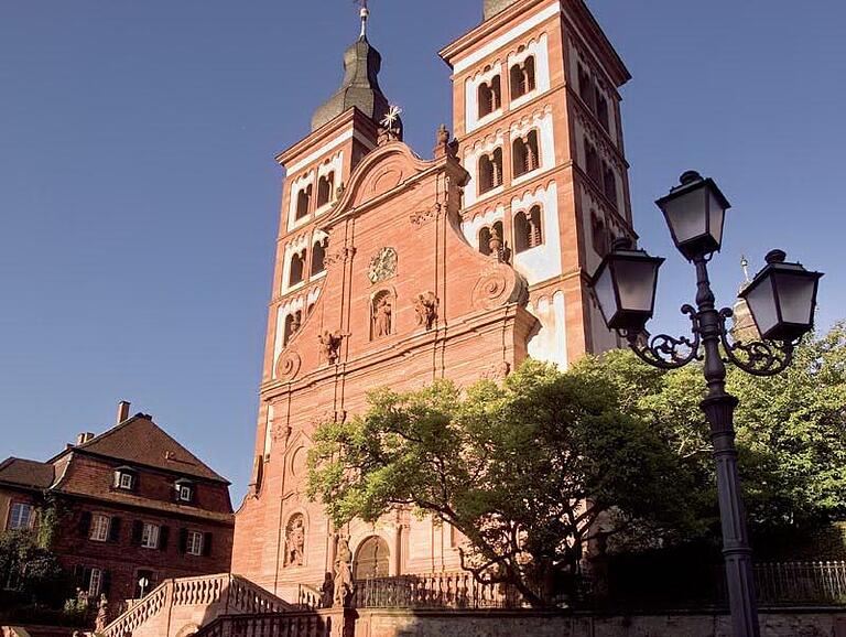 Abtei Amorbach: Seit 1803 residiert das Fürstenhaus zu Leiningen, eines der ältesten Hochadelsgeschlechter Deutschlands, in Amorbach im Odenwald (Lkr. Miltenberg).