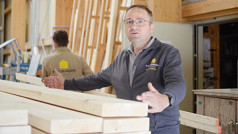 Stefan Höflich zeigt einen Meter Konstruktionsvollholz - der Einkaufspreis&nbsp; für dieses Holz ist seit Jahresbeginn um 125 Prozent gestiegen. Höflich: 'Wir haben jetzt schon Grenzen erreicht, die waren für uns nicht vorstellbar.“