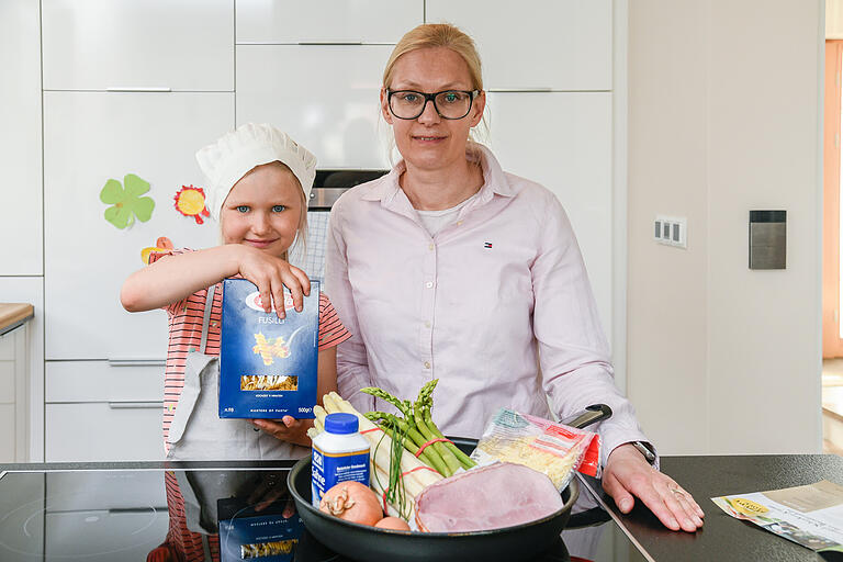 Eva-Maria Englert und Tochter Esther vom Spargelhof Englert in Lindach kochen gemeinsam ihr liebstes Spargelgericht.