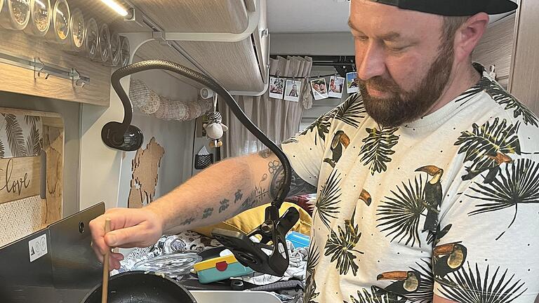 Der Foodblogger Alex Bahn filmt sich beim Kochen in seinem Van. Das fertige Video können Zuschauer später auf seinem Instagram-Account ansehen.       -  Der Foodblogger Alex Bahn filmt sich beim Kochen in seinem Van. Das fertige Video können Zuschauer später auf seinem Instagram-Account ansehen.