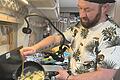 Der Foodblogger Alex Bahn filmt sich beim Kochen in seinem Van. Das fertige Video können Zuschauer später auf seinem Instagram-Account ansehen.       -  Der Foodblogger Alex Bahn filmt sich beim Kochen in seinem Van. Das fertige Video können Zuschauer später auf seinem Instagram-Account ansehen.