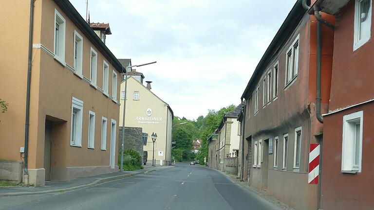 Auf gut 700 Meter Länge muss die Schweinfurter Straße in Arnstein saniert werden. Während der Arbeiten müssen Einschränkungen bis hin zur Vollsperrung hingenommen werden. Auf gut 700 Meter Länge muss die Schweinfurter Straße in Arnstein saniert werden. Während der Arbeiten müssen Einschränkungen bis hin zur Vollsperrung hingenommen werden.