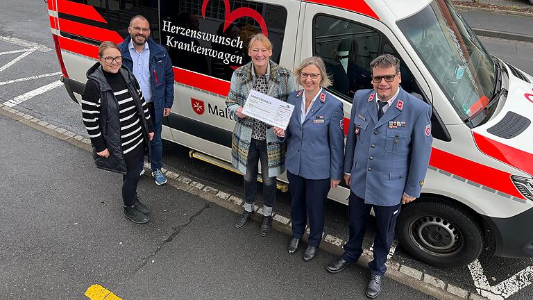 Die Helmut Knaus KG in Ochsenfurt spendet 5000 Euro für den Malteser Herzenswunsch-Krankenwagen (von rechts): Michael Kiesel (Malteser Würzburg), Stephanie Reible (Malteser Ochsenfurt, Sandra Knaus, Markus Reuß, Ramona Beyer (alle Helmut Knaus KG Ochsenfurt).