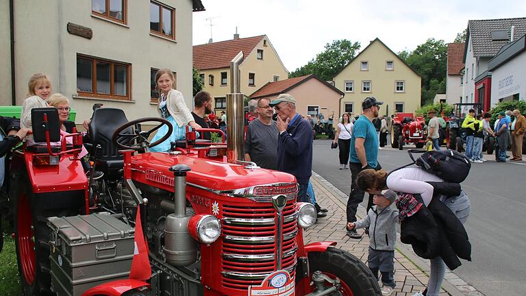 Die älteren Traktor-Modelle lockten die Gäste an. - Die älteren Traktor-Modelle lockten die Gäste an. Die älteren Traktor-Modelle lockten die Gäste an. - Die älteren Traktor-Modelle lockten die Gäste an.
