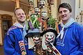 Sie schlüpfen unter die Maske: Die Weisbacher Jochen Filbry (links) und Markus Johannes (rechts) sind als blaue Jüden bei 'Fastnacht in Franken' mit von der Partie. Die Nähe zu den anderen Akteuren ist für beide ein besonderes Erlebnis.