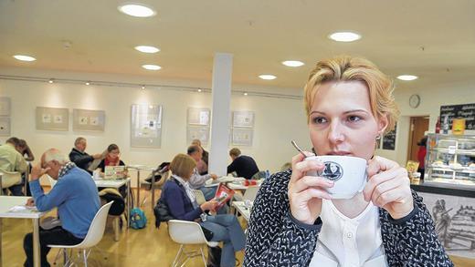 Kaffee und Schmöker: Im Lesecafé der Stadtbücherei.THERESA MÜLLER