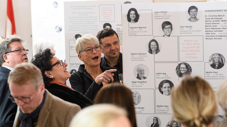 Zahlreiche Gäste besuchten am Samstag im Rathaus die Eröffnung der Ausstellung 100 Jahre Frauenwahlrecht.