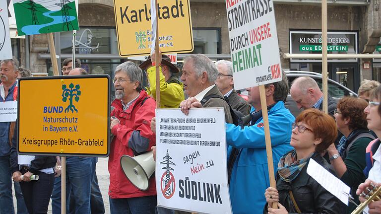Antragskonferenz zu SuedLink im Regentenbau im Mai 2017: Zum SuedLink gab es immer wieder Bürger-Proteste. Was die geplante P 43 angeht, hält sich der Widerstand in Grenzen. Antragskonferenz zu SuedLink im Regentenbau im Mai 2017: Zum SuedLink gab es immer wieder Bürger-Proteste. Was die geplante P 43 angeht, hält sich der Widerstand in Grenzen.