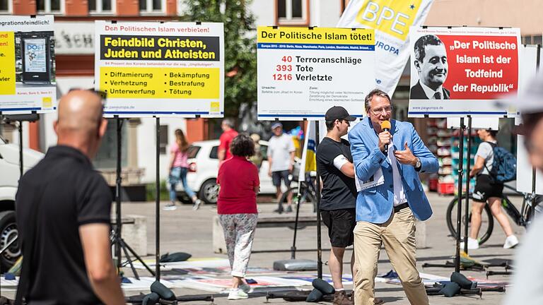 Michael Stürzenberger (rechts) wird vom Verfassungsschutz beobachtet. Im Bild eine Kundgebung von Pax Europa anlässlich des Jahrestags des Messerangriffs in Würzburg. Michael Stürzenberger (rechts) wird vom Verfassungsschutz beobachtet. Im Bild eine Kundgebung von Pax Europa anlässlich des Jahrestags des Messerangriffs in Würzburg.
