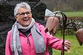 Echte Schachblumen gab es beim Schachblumenfest in Obersinn wenige, dafür hat Steinmetz Reiner Hahn (hier Gattin Gisela) handwerklich gefertigte Schachblumen aus Sandstein angeboten.