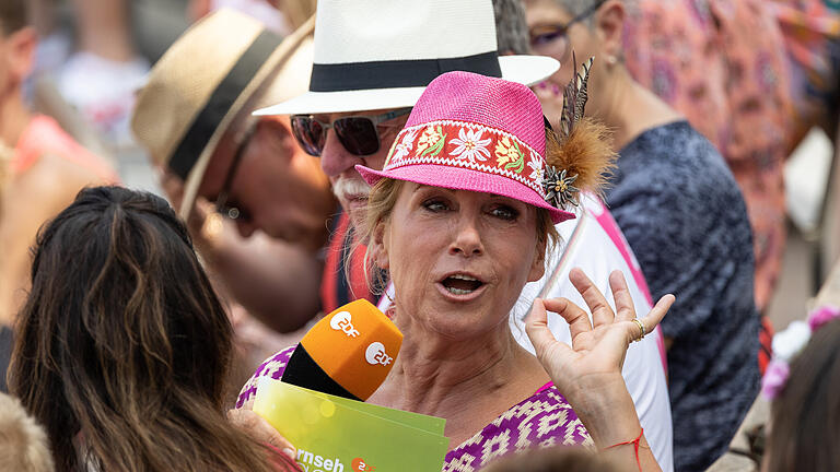 Andrea Kiewel Fernsehgarten ZDF.jpg       -  Beim ZDF-Fernsehgarten wies Moderatorin Andrea Kiewel einen Zuschauer zurecht.