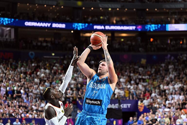 Sloweniens Luka Doncic (rechts), hier gegen Deutschlands Kapitän Dennis Schröder (links) bei der Europameisterschaft im vergangenen Jahr, ist der Superstar des Europameisters von 2017.