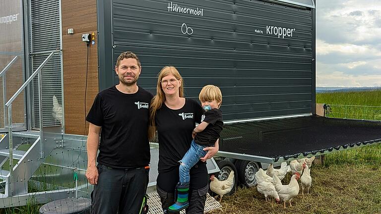 Alexander und Sarah Heimgärtner mit Sohn Felix von Heimgärtners Biohof vor ihrem neuen Hühnermobil in Oberelsbach.