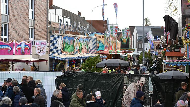 Brand in einem Fahrgeschäft auf dem Gallimarkt       -  Auf dem Gallimarkt, Ostfrieslands größtem Volksfest, ist eine Geisterbahn in Brand geraten. Fünf Menschen wurden verletzt.