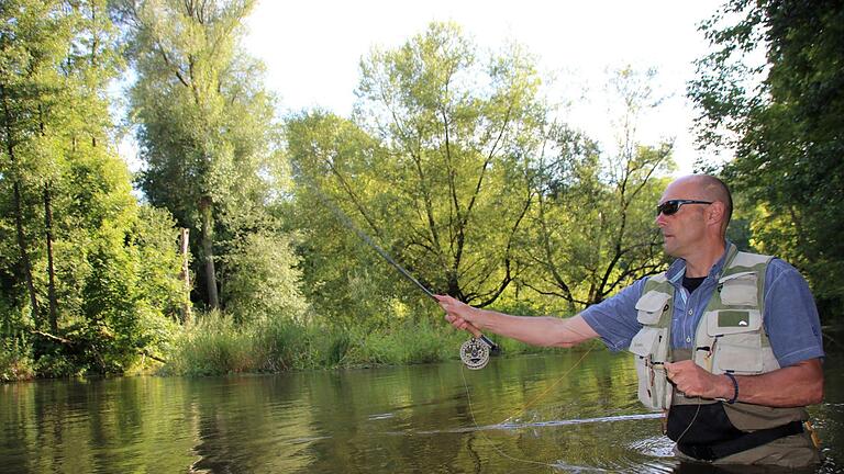 Michael Heppes ist Hobbyangler. Hier steht er in der Fränkischen Saale und betreibt Fliegenfischen. Eine besondere Herausforderung ist dabei die Wurftechnik. Foto: Kathrin Kupka-Hahn - Michael Heppes ist Hobbyangler. Hier steht er in der Fränkischen Saale und betreibt Fliegenfischen. Eine besondere Herausforderung ist dabei die Wurftechnik. Foto: Kathrin Kupka-Hahn Michael Heppes ist Hobbyangler. Hier steht er in der Fränkischen Saale und betreibt Fliegenfischen. Eine besondere Herausforderung ist dabei die Wurftechnik. Foto: Kathrin Kupka-Hahn - Michael Heppes ist Hobbyangler. Hier steht er in der Fränkischen Saale und betreibt Fliegenfischen. Eine besondere Herausforderung ist dabei die Wurftechnik. Foto: Kathrin Kupka-Hahn
