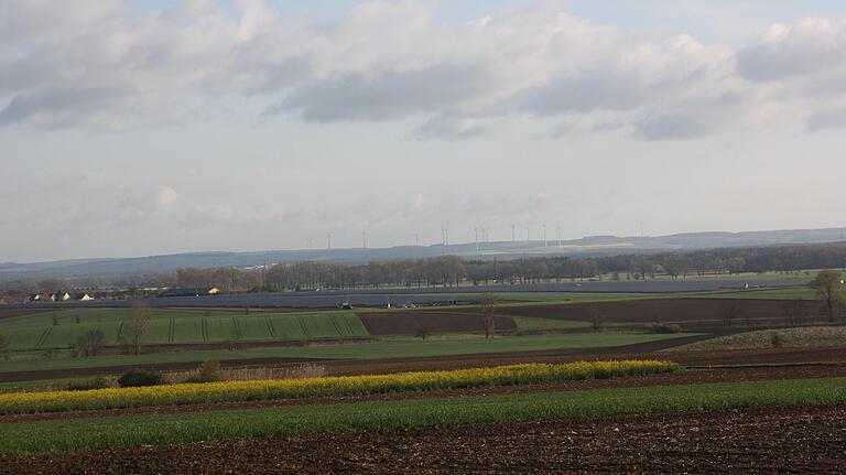 Der Blick aus der Nähe des Umspannwerks zwischen Brünnstadt und Zeilitzheim auf die Freiflächenphotovoltaikanlage von Belectric bei Herlheim zeigt deren Dimension.