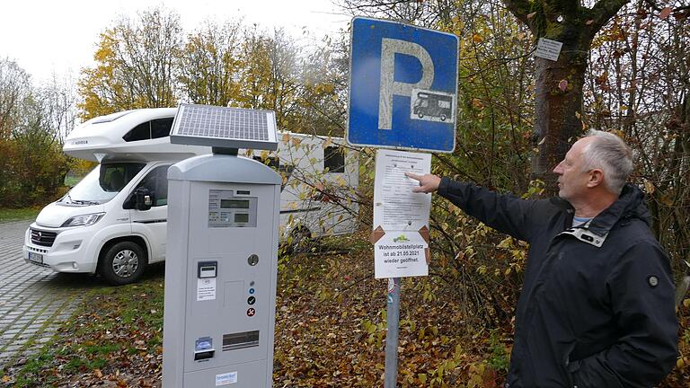 Klaus Pfeuffer stört sich auch an der Beschilderung des Wohnmobil-Stellplatzes. Eigentlich ist hier ja nur ein Parkplatz. Das zusätzliche Logo auf dem wenig ansprechenden Schild hat ein Bürger 'illegal' dazu geklebt.