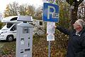 Klaus Pfeuffer stört sich auch an der Beschilderung des Wohnmobil-Stellplatzes. Eigentlich ist hier ja nur ein Parkplatz. Das zusätzliche Logo auf dem wenig ansprechenden Schild hat ein Bürger 'illegal' dazu geklebt.