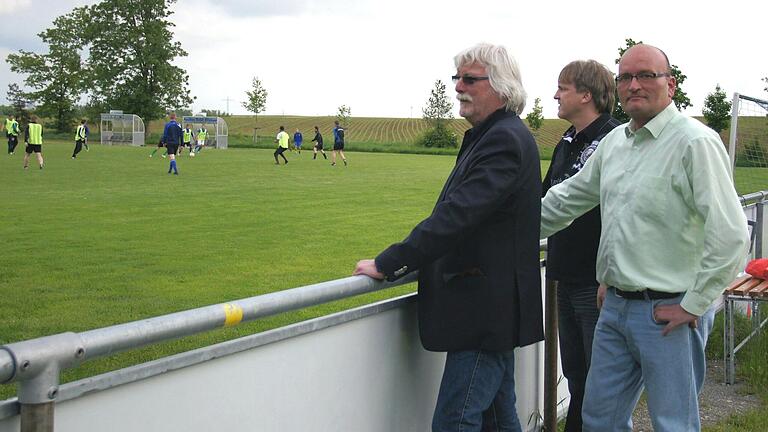 2013 ging der Blick noch frohen Mutes nach vorn: Kurz bevor der SV Euerbach/Kützberg an den Start ging, sahen beim letzten Training der ersten VfL-Fußballmannschaft noch der Euerbacher Vorsitzende Helmut Höfer (vorne), der damalige VfL-Abteilungsleiter Stephan Brunner (hinten) und Karsten Keller vom TSV Kützberg zu. Nun musste die erste SV-Mannschaft abgemeldet werden.&nbsp;