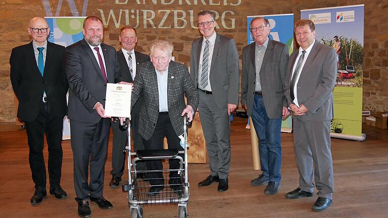 Ludwig Emmerling aus Veitshöchheim von der Feldgeschworenen-Vereinigung Würzburg rechts des Mains ist seit 60 Jahren Feldgeschworener. Bei einem Ehrenabend wurde sein langjähriges Ehrenamt gewürdigt. Von links: Emil Fischer (Vermessungsamt), Landrat Thomas Eberth, Lothar Wild (Obmann rechts des Mains), Ludwig Emmerling, Bürgermeister Jürgen Götz, Ortsobmann Werner Röhm und Jürgen Eisentraut (AELF Unterfranken).