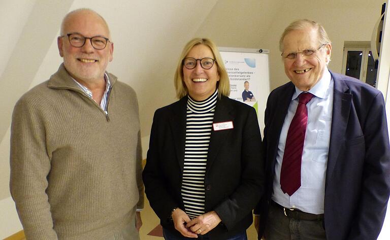 Gute Laune trotz zum Teil düsterer Aussichten: Die beiden Ärzte Stephan Unkelbach (links) und Georg Klose mit Bettina Süß vom Volkacher Bürgerspital.