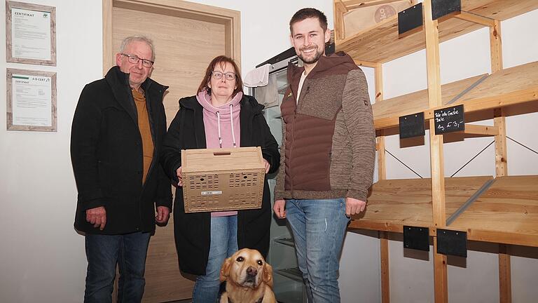 Der Verkaufsraum ist Geschichte: Rüdiger, Manuela und Niklas Markert im Ende Januar geschlossenen Biohofladen, zusammen mit Hofwächterin Summer.