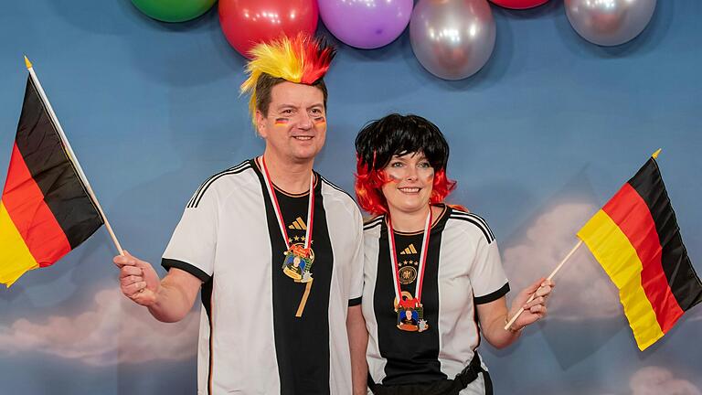 Sandro Kirchner, Staatssekretär im Bayerischen Innenministerium, und seine Frau am 2. Februar 2024 auf dem roten Teppich vor der Sendung 'Fastnacht in Franken' in Veitshöchheim. Sandro Kirchner, Staatssekretär im Bayerischen Innenministerium, und seine Frau am 2. Februar 2024 auf dem roten Teppich vor der Sendung 'Fastnacht in Franken' in Veitshöchheim.