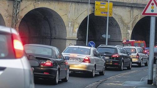 Stoßstange an Stoßstange: Auf der B 8 durch Kitzingen ist Geduld gefragt, rund um die Ampelanlagen herrscht oft heilloses Chaos. Abhilfe ist erst Mitte des Jahres in Sicht, wenn ein neues Leitsystem mit &bdquo;intelligenten Ampeln&ldquo; kommt.