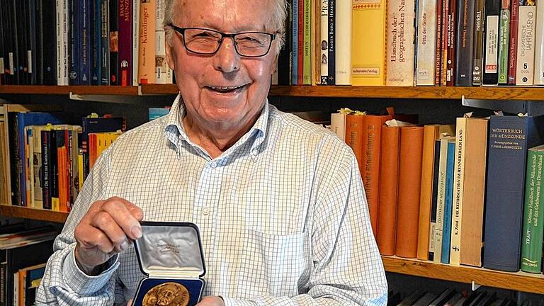 Doppelte Freude: Heimatforscher Heinz Gauly hält nicht nur die Pius-Keller-Medaille des Augustinerordens in Händen, auch das lange gesuchte Requiem von Pater Alexius Johann kann nun endlich aus der heimischen Stereoanlage erklingen. Doppelte Freude: Heimatforscher Heinz Gauly hält nicht nur die Pius-Keller-Medaille des Augustinerordens in Händen, auch das lange gesuchte Requiem von Pater Alexius Johann kann nun endlich aus der heimischen Stereoanlage erklingen.