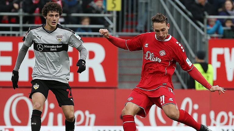 Fussball, 2. Bundesliga, FC Würzburger Kickers - VfB Stuttgart - Gastspiel am Dallenberg: Frankreichs WM-Stammspieler Benjamin Pavard hatte im Dezember 2016 beim 0:3 gegen die Kickers (rechts der heutige Ingolstädter Tobias Schröck) wenig entgegenzusetzen. Fussball, 2. Bundesliga, FC Würzburger Kickers - VfB Stuttgart - Gastspiel am Dallenberg: Frankreichs WM-Stammspieler Benjamin Pavard hatte im Dezember 2016 beim 0:3 gegen die Kickers (rechts der heutige Ingolstädter Tobias Schröck) wenig entgegenzusetzen.