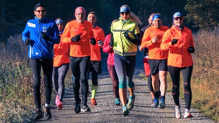Ganz früh auf den Beinen: die Saaler Laufgruppe auf ihrer großen Runde beim Struthseelauf. Ganz früh auf den Beinen: die Saaler Laufgruppe auf ihrer großen Runde beim Struthseelauf.