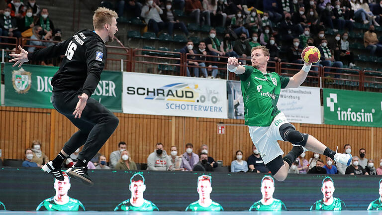 Der fliegende Sauer: Julian Sauer vom Handball-Zweitligist DJK Rimpar Wölfe (hier auf einem Foto vom Februar 2022 im Spiel gegen den Dessau-Roßlauer HV) im Anflug auf ein gegnerisches Tor.