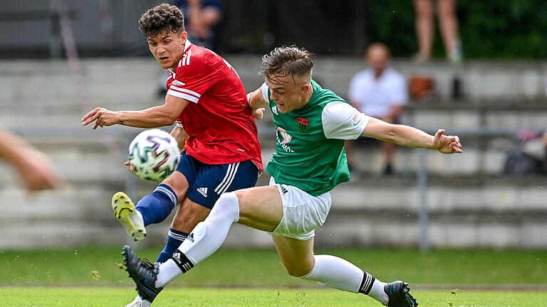 Robin Zeitler (rechts, hier im letztjährigen Relegationsspiel gegen Unterhachings Sandro Porta) versucht es erneut mit der U 19 des FC 05 Schweinfurt: Der Schnüdel-Nachwuchs kämpft um den Aufstieg in die Bundesliga.