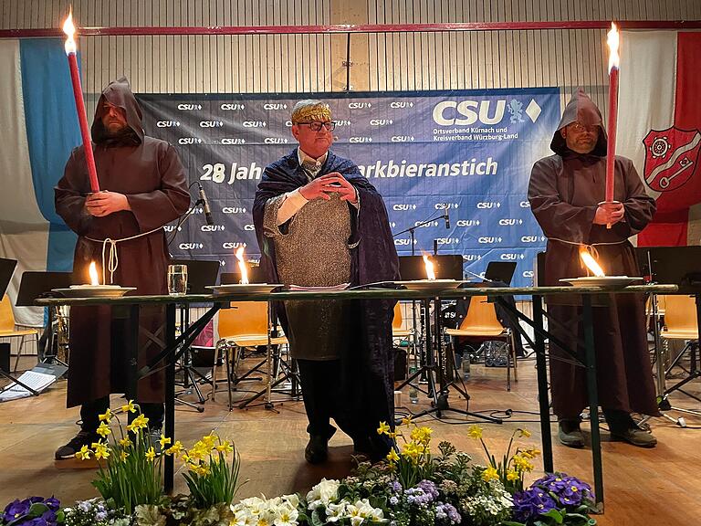 Dieses Mal eher nachdenklich: Landtagsabgeordneter Manfred Ländner in seiner Rolle als Statthalter Quirinius beim Starkbieranstich in Kürnach.