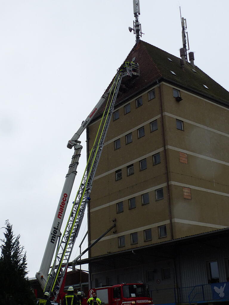 Kurz vor den Antennen blieb die hydraulische Bühne in 35 Meter Höhe stecken. Mit der Drehleiter ( rechts im Bild) konnten sie gerettet werden. Kurz vor den Antennen blieb die hydraulische Bühne in 35 Meter Höhe stecken. Mit der Drehleiter ( rechts im Bild) konnten sie gerettet werden.
