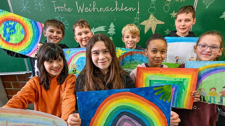 Weihnachten ist die Zeit der Wünsche. Einige Schülerinnern und Schüler der Klasse 4a der Dettelbacher Grundschule haben ihre Wünsche und Gedanken in Bildern festgehalten.