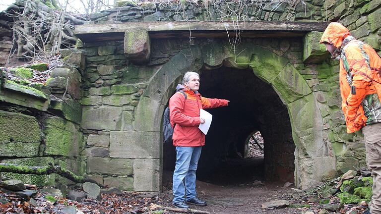 Da lang: Matthias Schenk hat seine Gäste in den Wald geführt und steht nun am Eingang der Burg Hohenlandsberg. Ähnlich wie auf der Würzburger Festung führt der Stollen in einem weiten Bogen in Richtung Innenhof.
