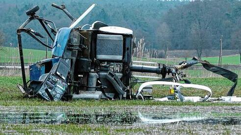 Der Hubschrauber wurde bei dem Unfall bei Rentweinsdorf komplett zerstört. Die Schadenshöhe liegt laut Polizei bei 150 000 Euro.