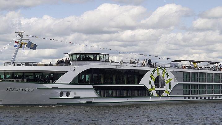 Nächstes Jahr legen in Volkach offiziell Kreuzfahrtschiffe an. Was bedeutet das für die Start. Die Touristinformation Volkach und die Reederei stehen den Bürgern &ndash; auf einem Schiff.