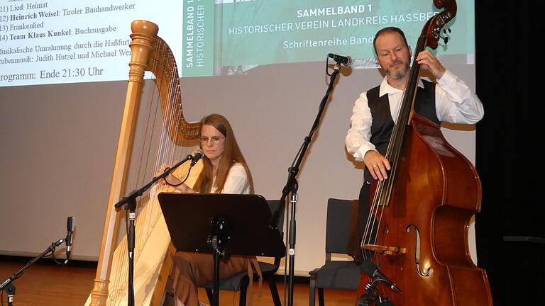 Die Haßfurter Stubenmusik mit Judith Hutzel und Michael Weisel umrahmten die Buchpräsentation musikalisch.