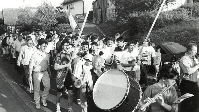 Die Musikkapelle spielte die Meistermannschaft und ihre Fans durch's Dorf.