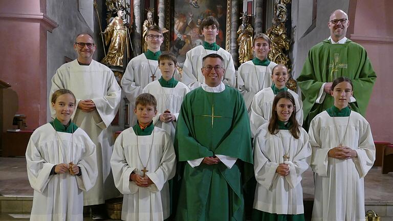 Strahlende Gesichter nach der Messe am Sonntagabend: Kaplan Thomas Elbert (vorne, Mitte) wurde von Pfarrer Thomas Menzel (obere Reihe, rechts) in den pastoralen Raum Mellrichstadt eingeführt. Mit im Bild (mittlere, Reihe links) Pastoralreferent Ulrich Emge.