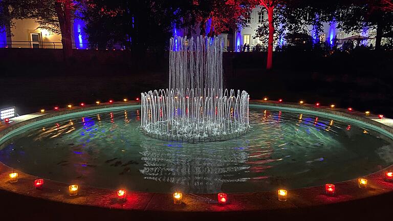 Eindrucksvoll wurden die Wasserspiele im Jahr 2023 bei der Gartenparty in Bad Bocklet illuminiert. Eindrucksvoll wurden die Wasserspiele im Jahr 2023 bei der Gartenparty in Bad Bocklet illuminiert.