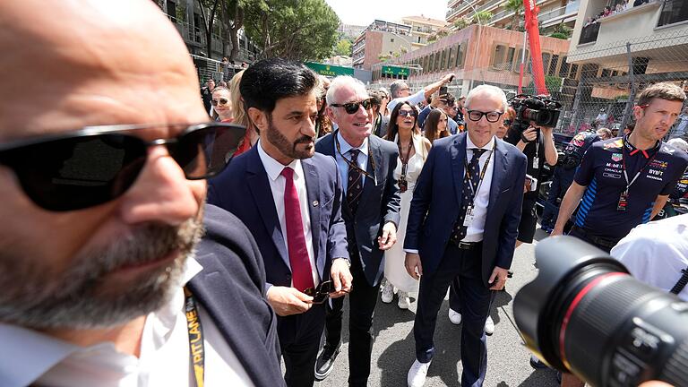 FIA-Präsident Mohammed Ben Sulayem (2.v.l)       -  Fia-Boss Mohammed Ben Sulayem (2.v.l) wird von den Fahrern kritisiert.