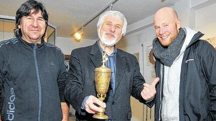 Fränkisches Kulturgut einem Münchner anvertrauen? Vor den Mitarbeitern des Hauptstaatsarchivs, Heinrich Maier (links) und Alexander Vohs, kann sich Stadtarchivar Peter Wesselowsky einen Seitenhieb auf die Beutekunst des Königreichs Bayern nicht verkneifen. Fränkisches Kulturgut einem Münchner anvertrauen? Vor den Mitarbeitern des Hauptstaatsarchivs, Heinrich Maier (links) und Alexander Vohs, kann sich Stadtarchivar Peter Wesselowsky einen Seitenhieb auf die Beutekunst des Königreichs Bayern nicht verkneifen.