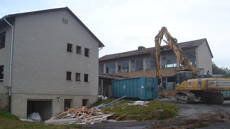 Am Freitagmorgen haben die Abrissarbeiten an der alten Schule in Langenleiten begonnen. Johannes Schlereth       -  Am Freitagmorgen haben die Abrissarbeiten an der alten Schule in Langenleiten begonnen. Johannes Schlereth